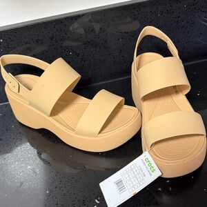 NWT Crocs Brooklyn Sky Women's Platform Sandals - Tan Size 8